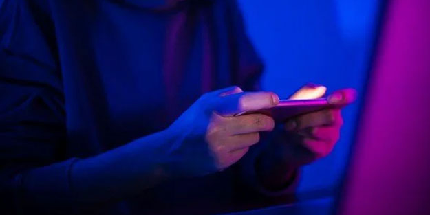 Şarjı günlerce giden akıllı telefon geliyor