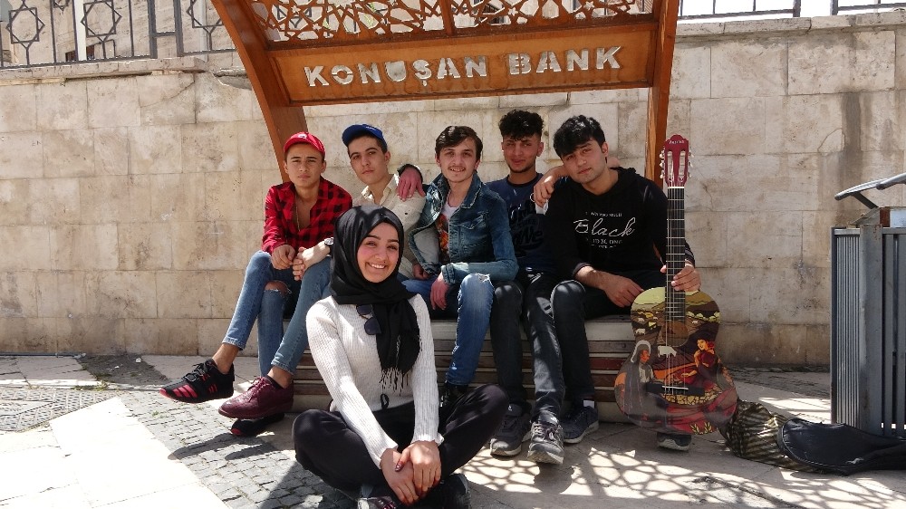 Şarkı söylemek için haftalardır bu anı beklediler 