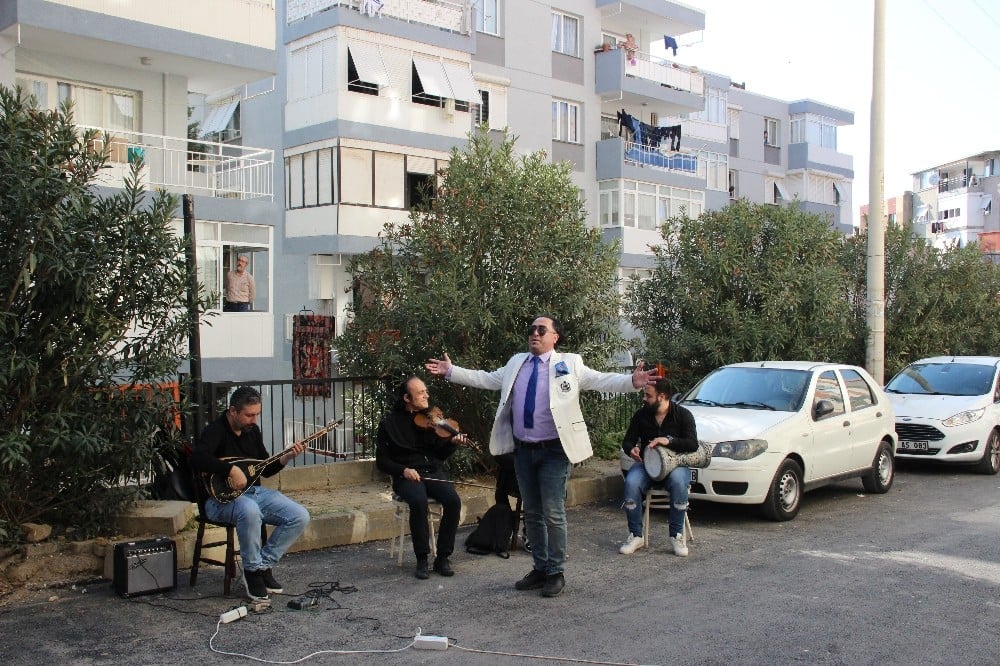 Şarkıcı avukattan komşularına moral konseri 