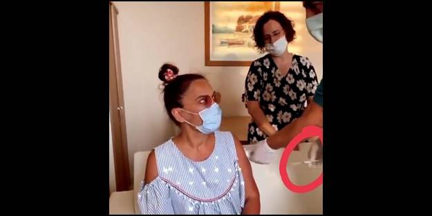 Şarkıcı Demet Akalın'ın aşı videosu gündem oldu! İğnenin ucuna dikkat