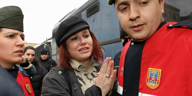 Şarkıcı Deniz Seki'ye de dini terapi uygulaması