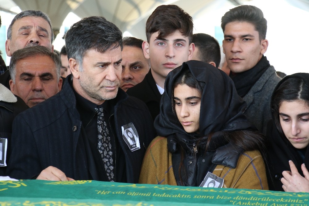 Şarkıcı İzzet Yıldızhan’ın annesi toprağa verildi 