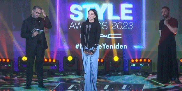 Şarkıcı Melike Şahin ve Mabel Matiz'den ödül skandalı: LGBT'ye dayatması sahnede