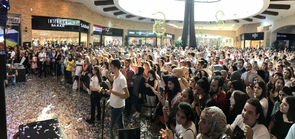 Şarkıcı Merve Özbey’den, Highway’de sevenlerine konser 