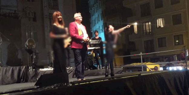 Şarkıcı Sertab, CHP'li belediye başkanını sahneden...