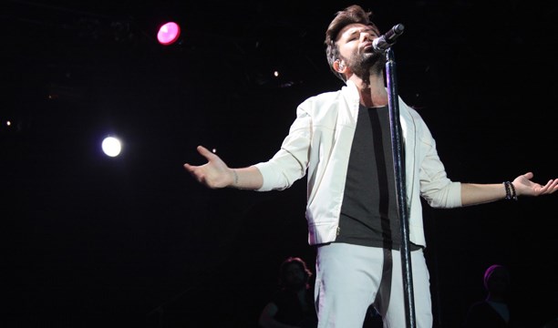 Şarkıcı Yalın'dan ezana saygısızlık