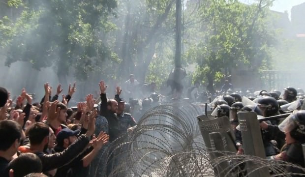 Sarkisyan yetmedi! Ermenistan'da sula durulmuyor