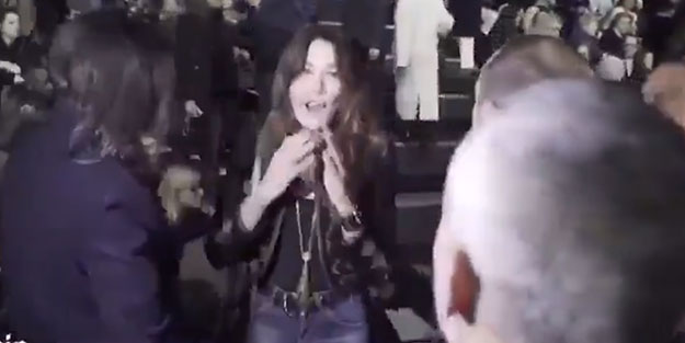 Sarkozy'nin eşinden tepki çeken hareketler