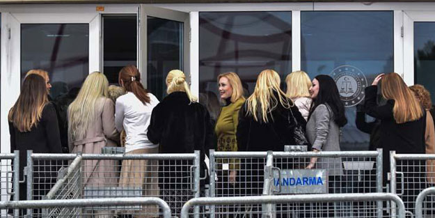 Bu kadınlar maaşlı mı? Şarlatan Adnan’ın duruşmasına koştular