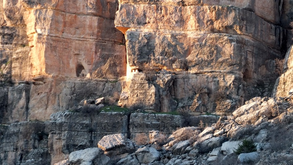 Sarp kayalıklarda dini yapı 