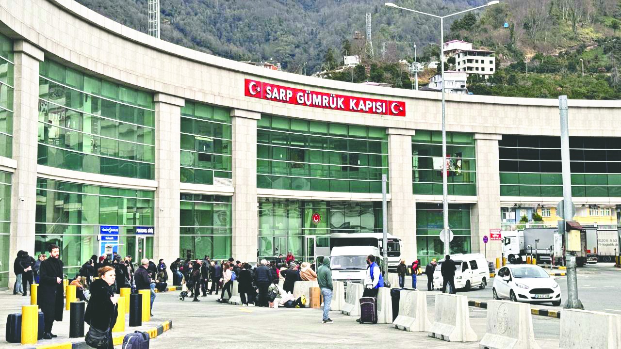 Sarp Sınır Kapısı bayram tatilini 183 bin 51 yolcuyla yoğun şekilde geçirdi