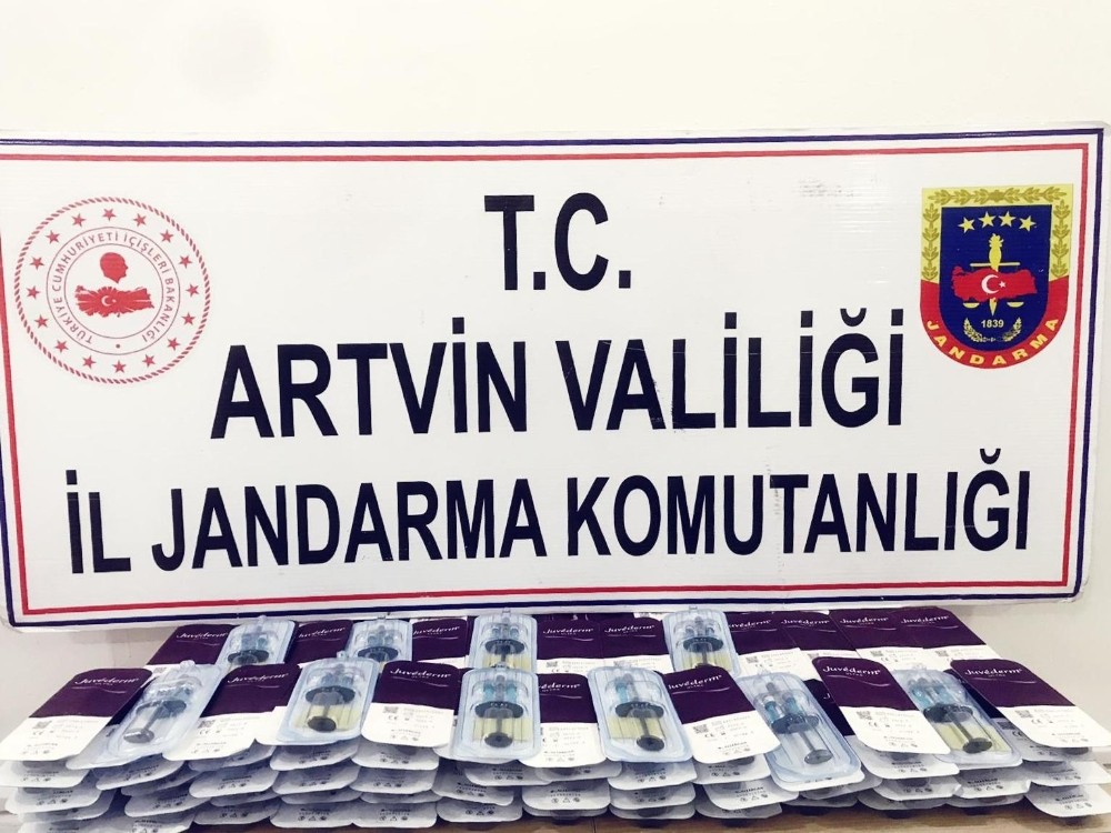 Sarp Sınır Kapısı’nda 100 bin liralık kaçak kozmetik ürün ele geçirildi 