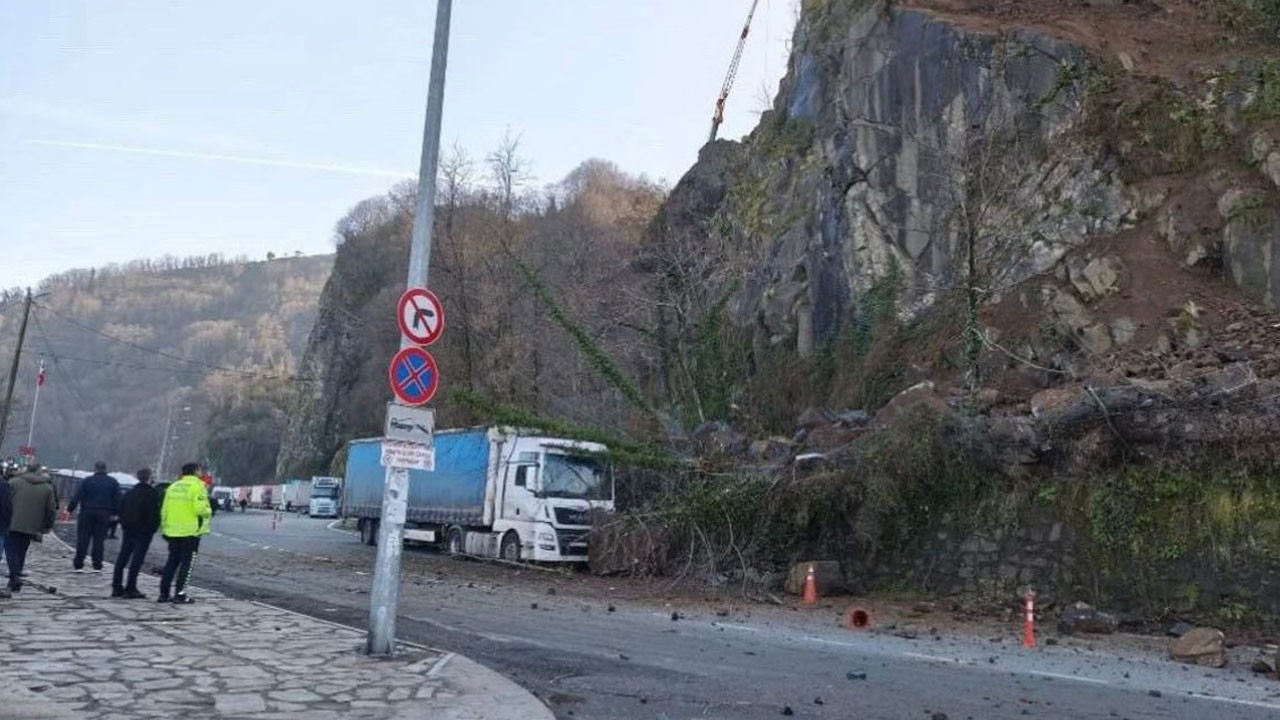 Sarp Sınır Kapısı’nda heyelan! TIR’ın üzerine kaya yağdı