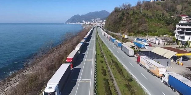 Sarp Sınır Kapısında kilometrelerce tır kuyruğu