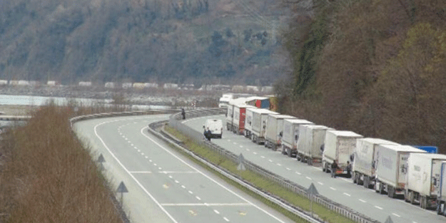 Sarp Sınır Kapısı'nda yeniden 29 kilometrelik TIR kuyruğu