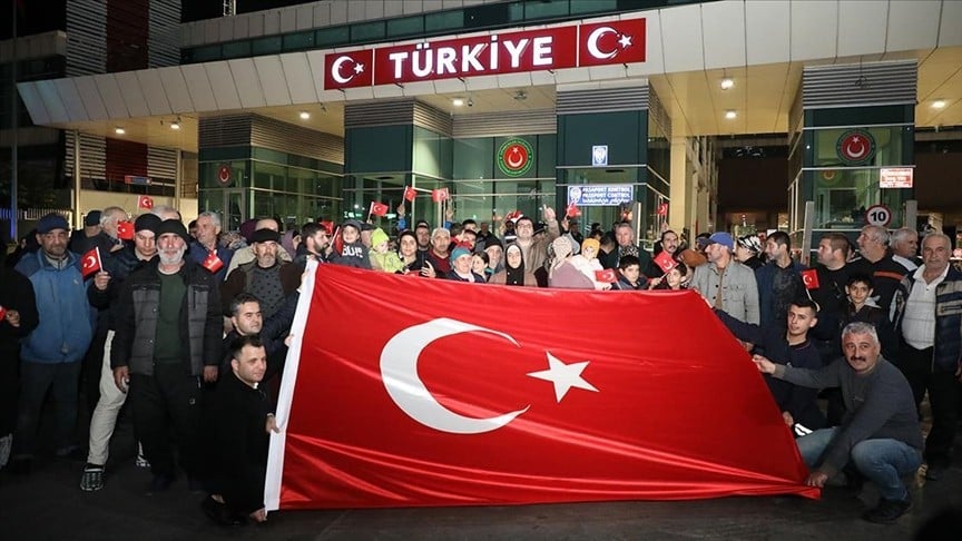 Sarp Sınır Kapısı'ndan Türkiye'ye giriş yapan Ahıska Türkleri duygularını paylaştı