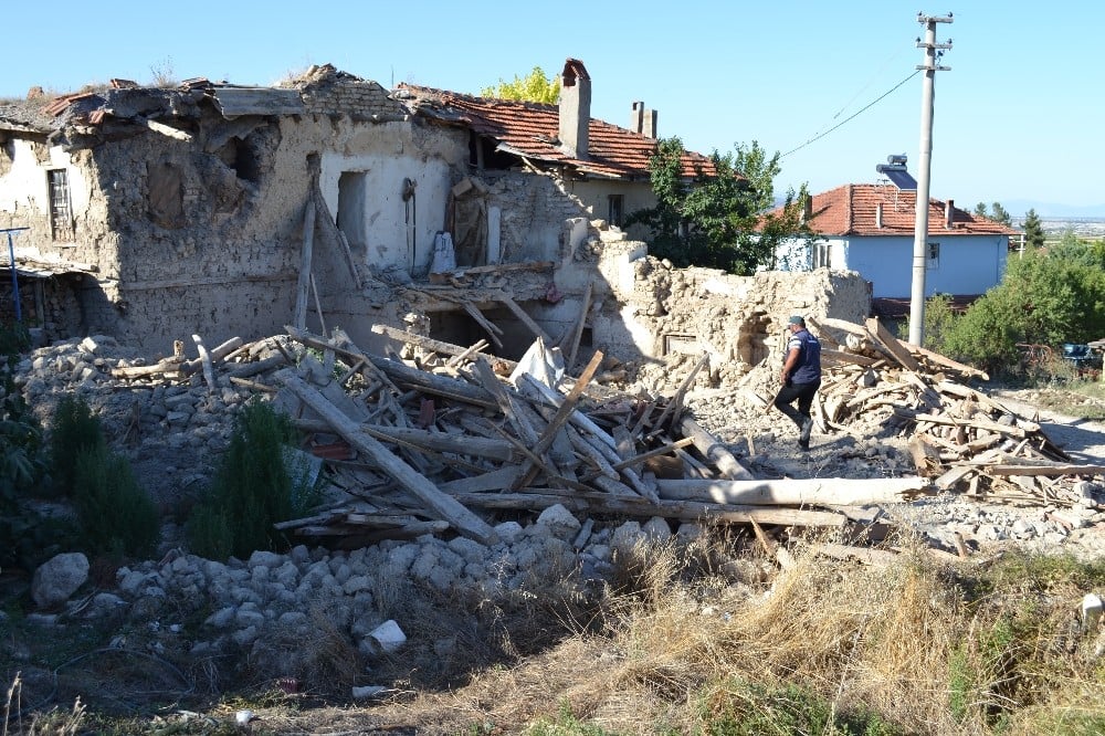 Sarsıntılara yenik düşen ev adeta yerle bir oldu 