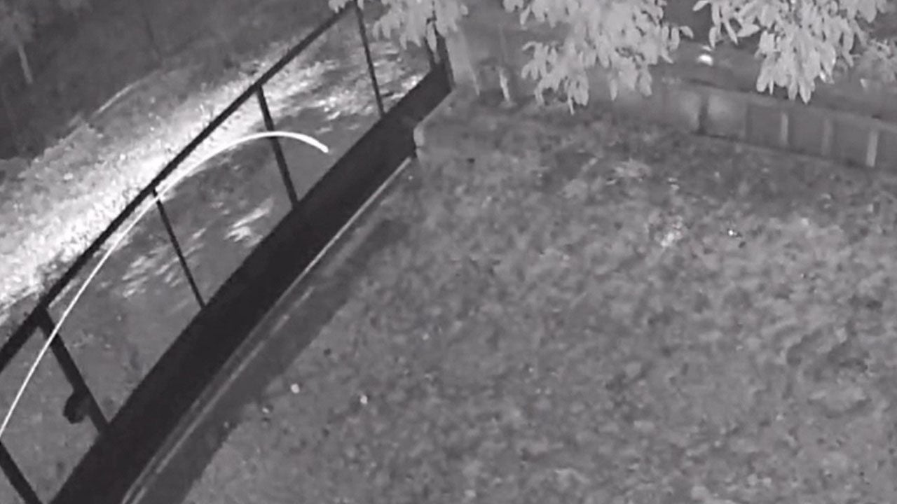 Sarsıntıyla birlikte büyük gürültü duyuldu! 4,4’lük deprem kameraya böyle yansıdı