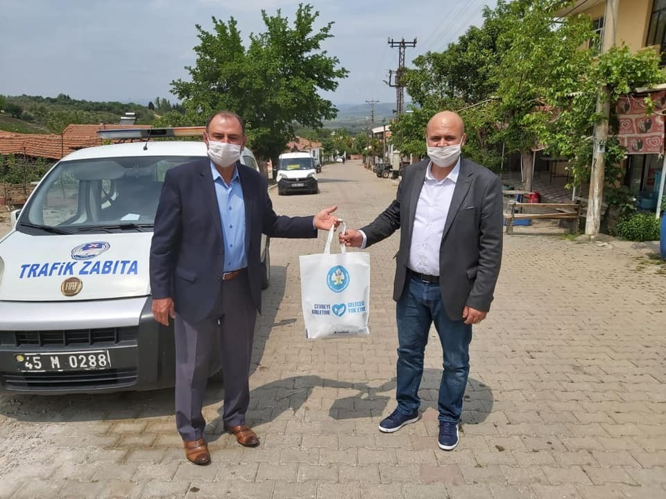Saruhanlı’da maskeler muhtarlara teslim edildi 