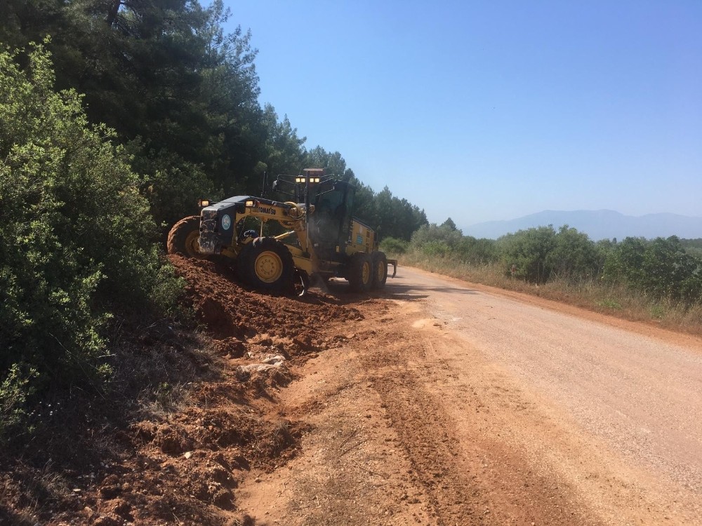 Saruhanlı’da yağmurdan etkilenen yollar bakıma alındı 