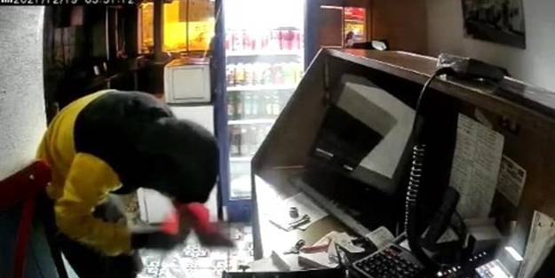 Şaşırtan hırsızlık! Önce Türk bayrağını öptü, sonra...