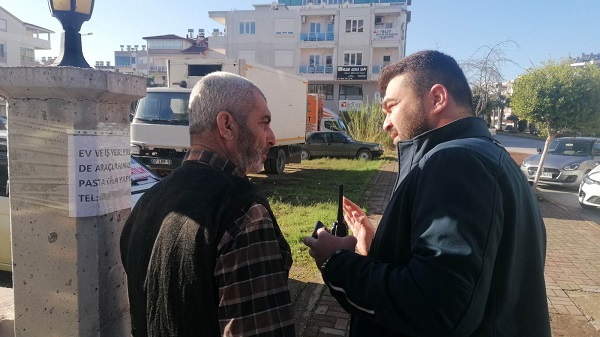 Şaşkına çeviren anlar! Polis bile zor durdurdu