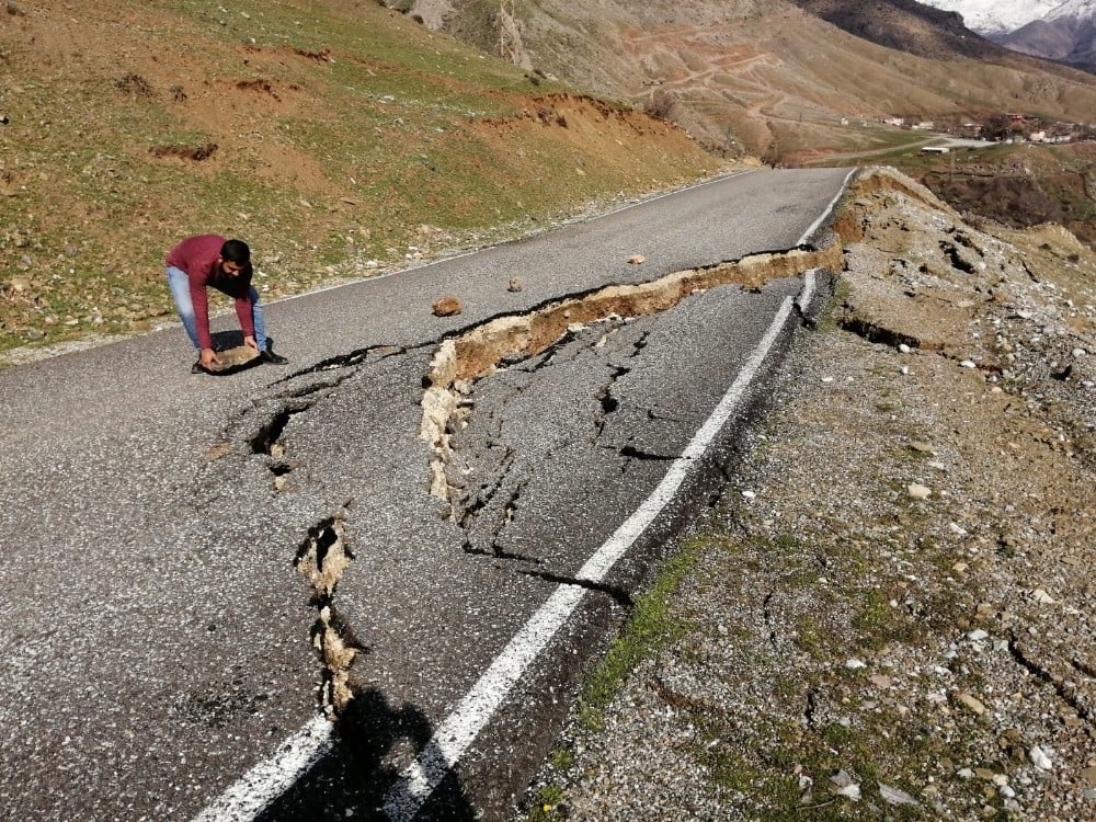 Sason’da çöken yol vatandaşlar tarafından trafiğe kapatıldı 