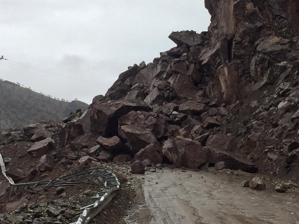 Sason’da heyelan, 25 köy yolu ulaşıma kapandı 
