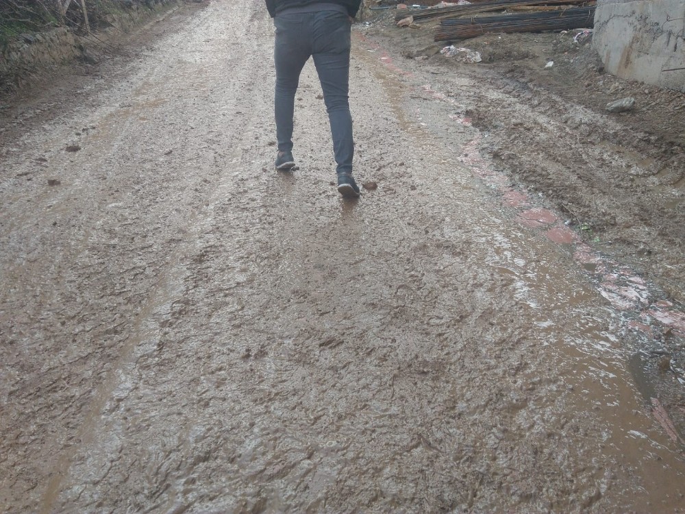 Sason’da inşaat çalışmaları caddeyi çamur deryasına çevirdi 