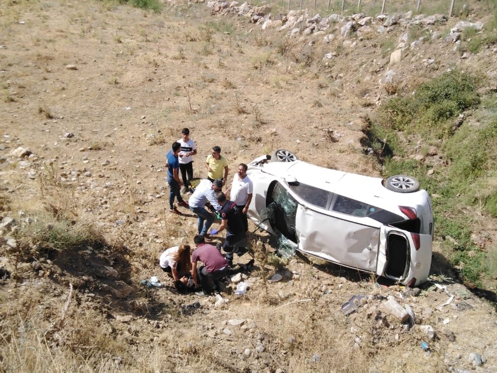 Sason’da otomobil şarampole yuvarlandı: 2 yaralı 
