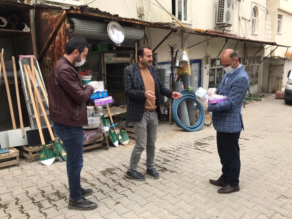 Sasonlu eczacı vatandaşlara 3 bin maske ve eldiven dağıttı 