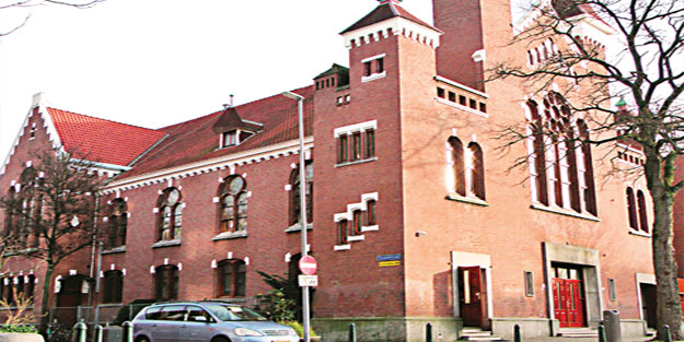 Satılık kiliseler cami oluyor