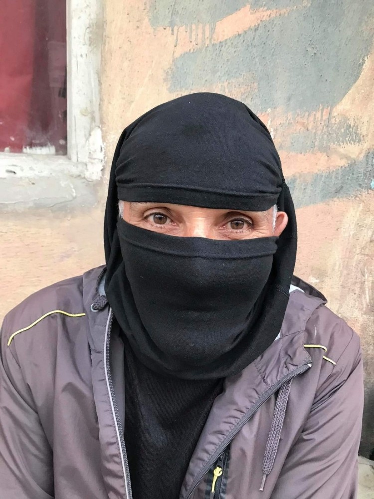 Satın aldığı iç çamaşırdan maske yaptı 