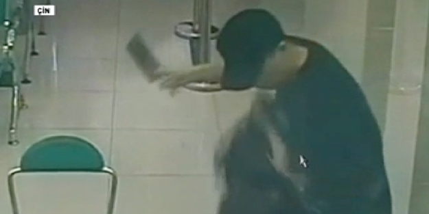 Satırlı acemi soyguncu bankada dehşet saçtı