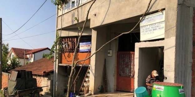 Satışa çıkardığı evine astığı yazıyla görenleri şaşırttı!