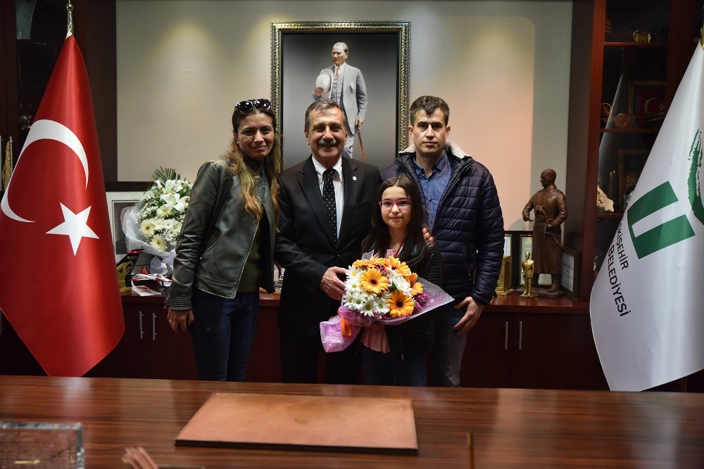 Satranç şampiyonundan Başkan Ataç’a ziyaret 