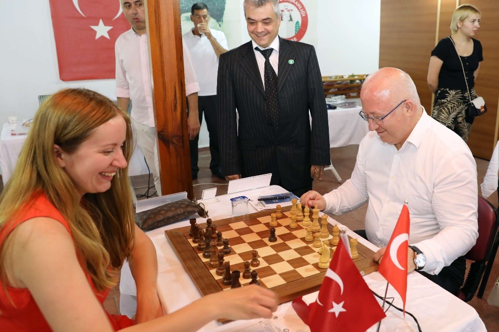 Satranç Sporcuları Zeybek Oynadı 