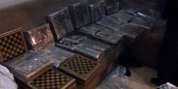 Satranç takımlarının içinden eroin çıktı