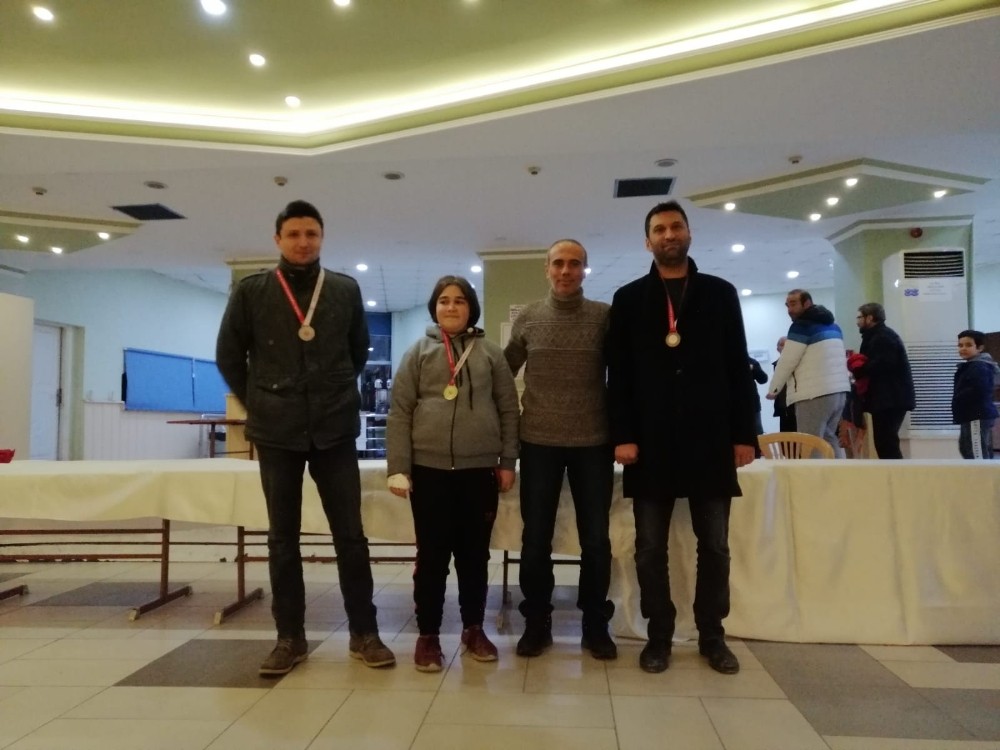 Satranç turnuvasında 185 sporcu kıyasıya mücadele etti 