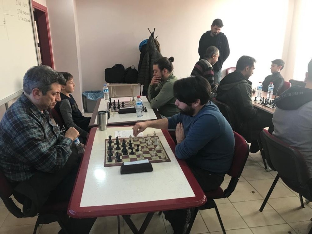 Satranç turnuvasında ikinci oldu 
