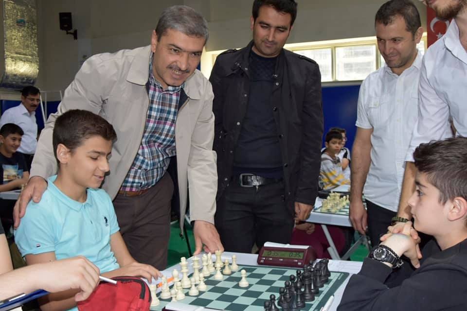 Satranç turnuvasında ter döktüler 