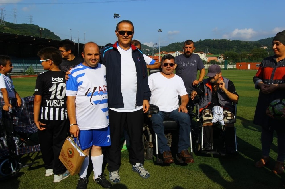 Satranç turnuvasından kazandıkları tekerlekli sandalyeleri ihtiyaç sahiplerine verdiler 