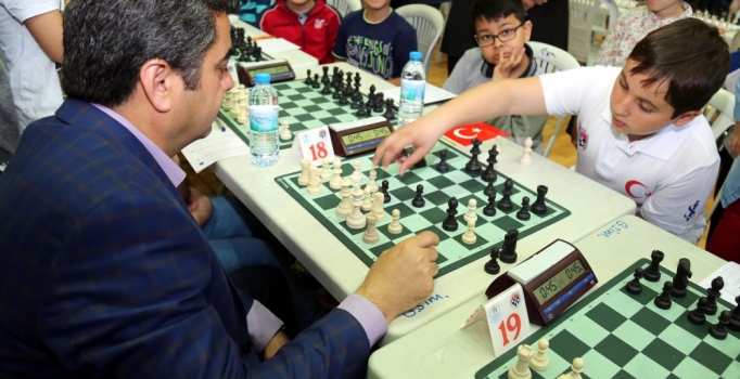 Satranç turnuvasının açılışı vali yaptı