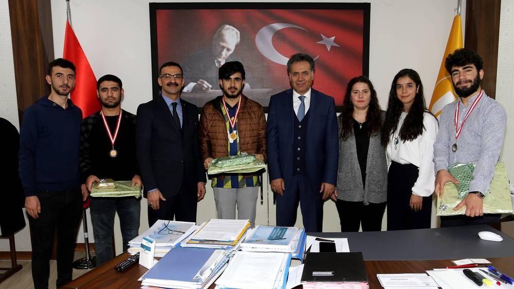 Satrançta dereceye girenler kupalarını aldı 