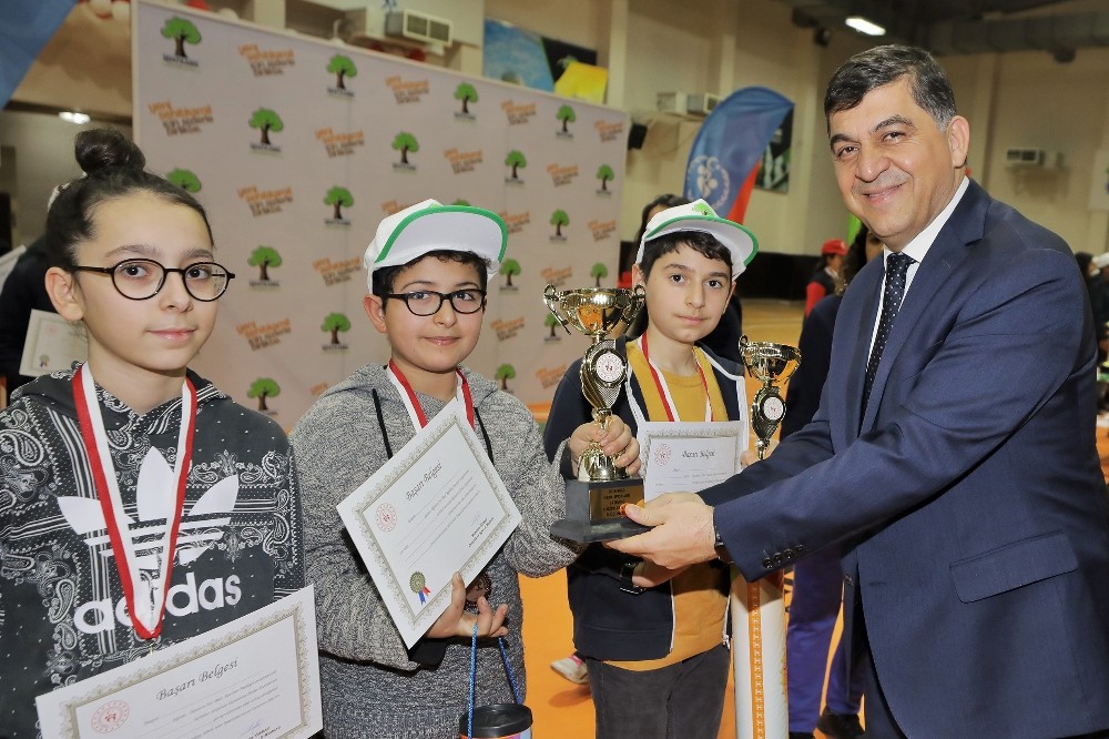 Satrançta şampiyon okullar kupalarını aldı 