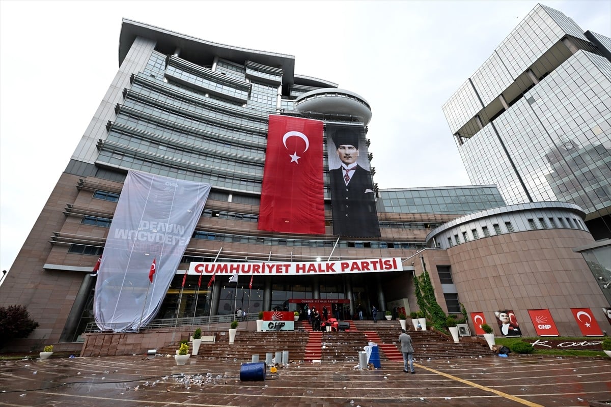 Savaş alanına dönen genel merkezde resim operasyonu! Özgür Özel'in posteri indirildi, akıllara Kılıçdaroğlu'nun kaldırılan fotoğrafı geldi!