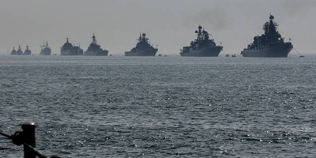 Savaş gemileri İstanbul Boğazı'na doğru yola çıktı! Ortalık karışacak