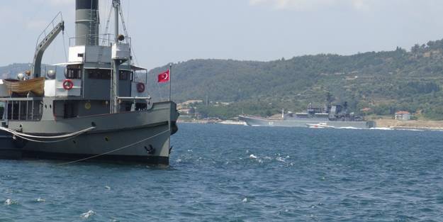 Savaş gemileri peş peşe boğazdan geçti