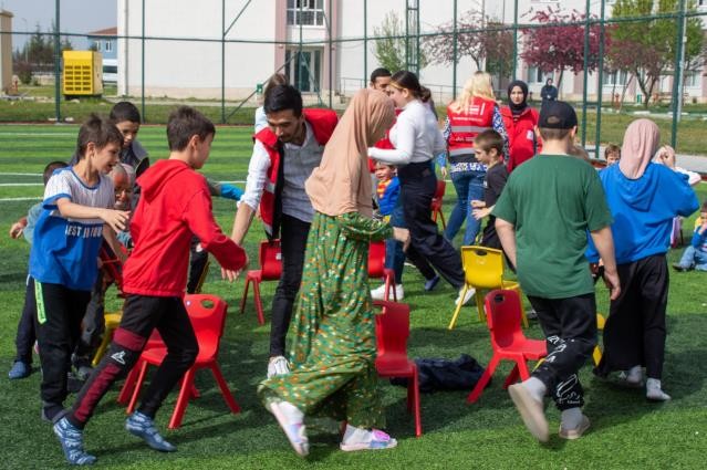 Savaş mağduru Kırım Tatar Türkü çocuklar 23 Nisan Ulusal Egemenlik ve Çocuk Bayramı’nı kutladılar