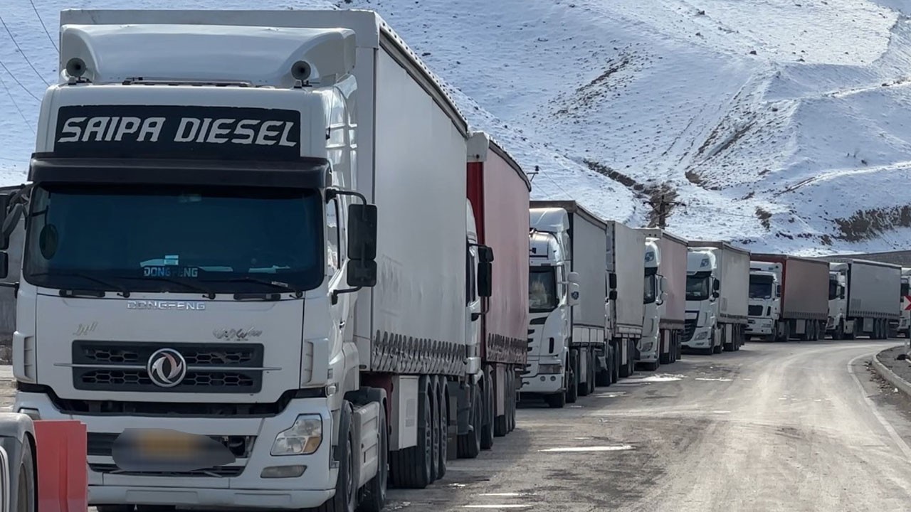 Savaş sınırı vurdu! Esendere’de 2 kilometrelik tır kuyruğu